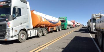 Bloqueo en Chile afecta a 400 cisternas bolivianas cargadas de combustible