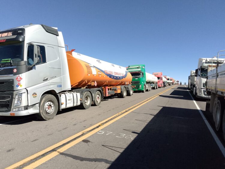 Bloqueo en Chile afecta a 400 cisternas bolivianas cargadas de combustible
