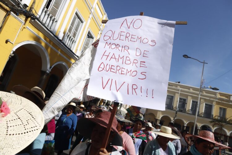 Gremialistas protestan en Cochabamba contra los bloqueos del ala evista del MAS.