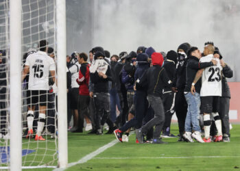 Dos hinchas de Colo Colo mueren en estampida al intentar ingresar al estadio en Santiago