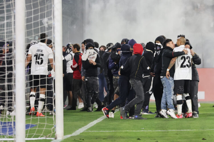 Dos hinchas de Colo Colo mueren en estampida al intentar ingresar al estadio en Santiago