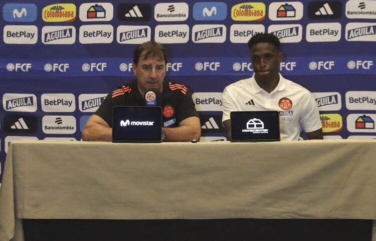 El DT de Colombia, el argentino Néstor Lorenzo, junto a Jhon Lucumí, en conferencia este miércoles en Cochabamba.
