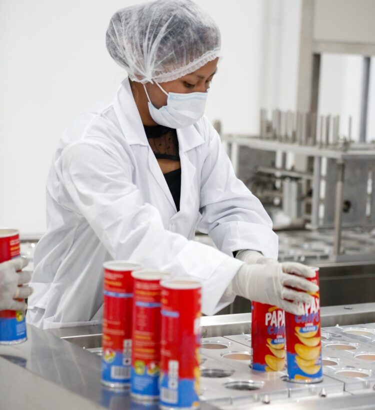 Papax chips, elaboradas en la Planta de Papa de El Alto, saldrán al mercado en octubre.