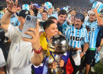 DT Costas: ‘Ni millonarios ni la mitad más uno, somos distintos’