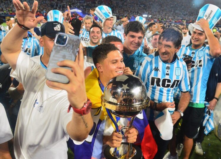 DT Costas: ‘Ni millonarios ni la mitad más uno, somos distintos’