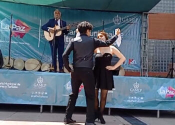 Dos jóvenes bailan cueca al son de la guitarra de Willy Claure, este domingo en La Paz.
