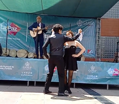 Dos jóvenes bailan cueca al son de la guitarra de Willy Claure, este domingo en La Paz.