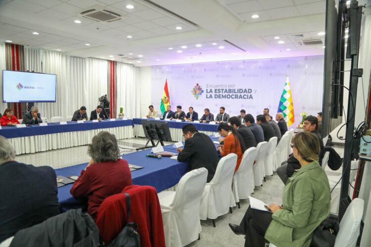 El predidente Luis Arce dirige la reunión en la Casa Grande del Pueblo.