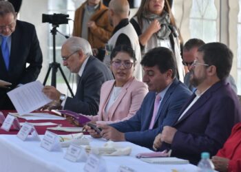 De los líderes políticos en la Cumbre Multipartidaria, el gran ausente es Evo Morales