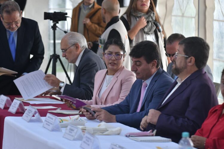 De los líderes políticos en la Cumbre Multipartidaria, el gran ausente es Evo Morales