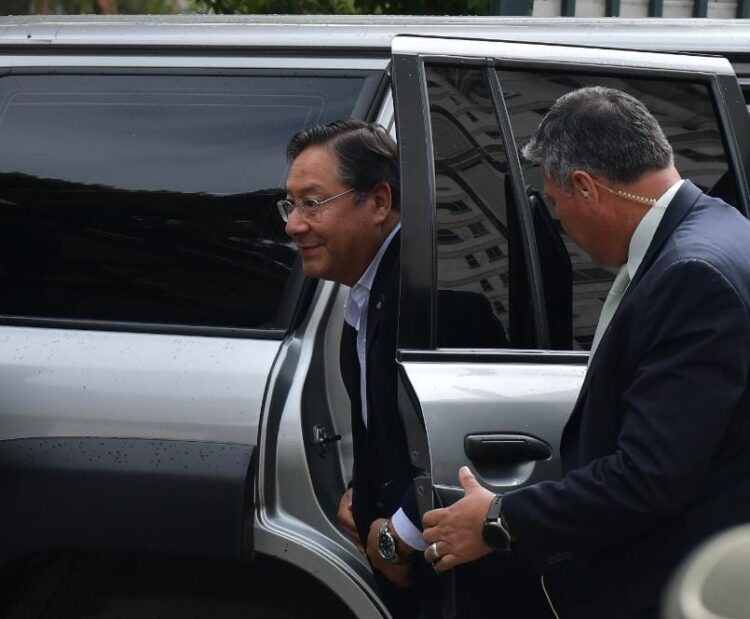El presidente Luis Arce, del MAS, al ingresar a la Cumbre del TSE.