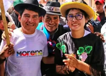 El binomio Damián Condori y Eva Copa, en el acuerdo que suscribieron. Foto: APG