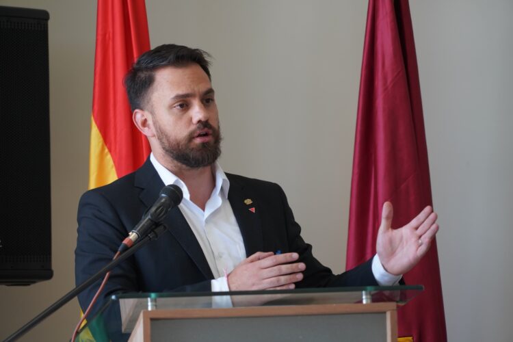El Ministro de Gobierno, Eduardo del Castillo, exhorta a la Asamblea Legislativa Plurinacional a aprobar la ley de protección a los niños y niñas.