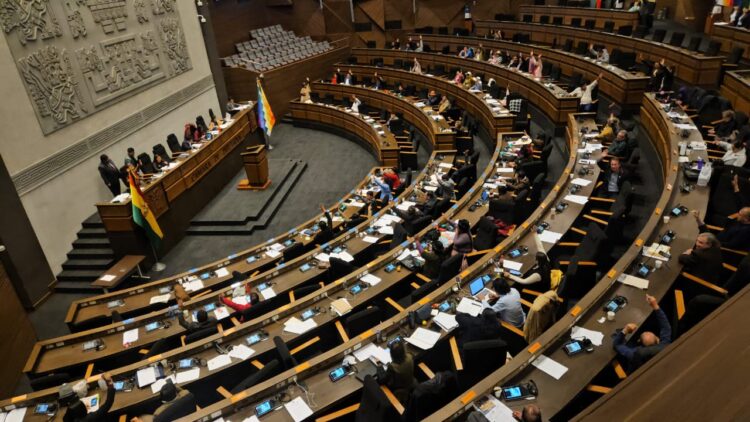 Diputados aplaza tres proyectos de créditos por hasta $us 300 millones