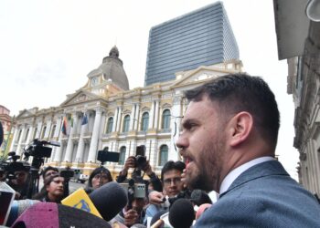 El ministro Eduardo del Castillo apunta la Asamblea Legislativa, este jueves.