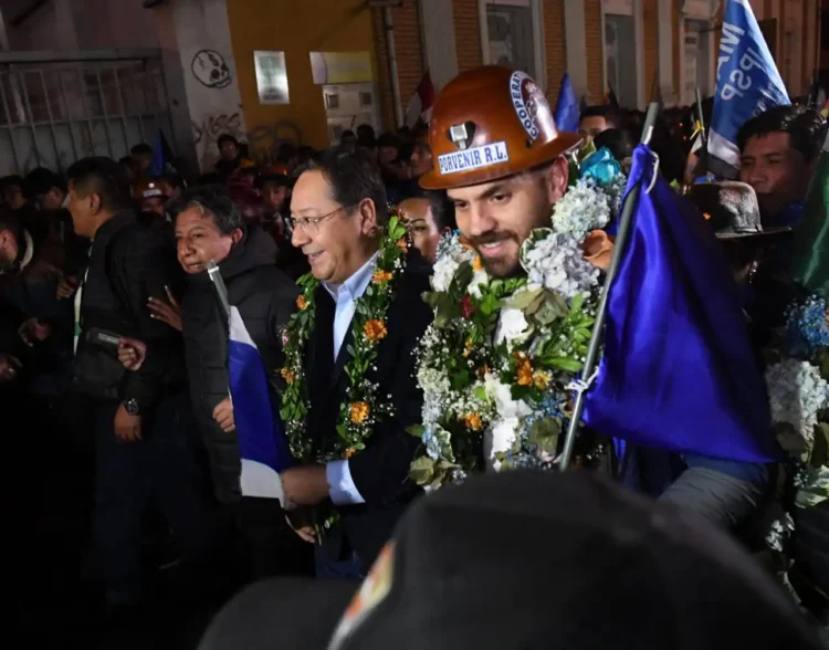 El vicepresidente David Choquehuanca, el presidente Luis Arce y el exministro Eduardo del Castillo marchan al TSE, el lunes.