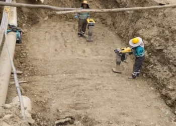 Obreros municipales trabajan en la reparación de la Av. del Poeta.
