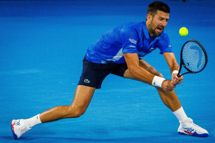 Djokovic gana al francés Monfils y pasa a cuartos en Brisbane