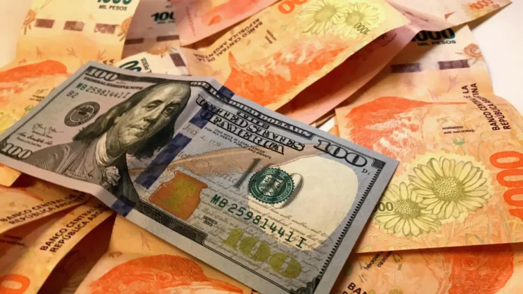 Sin dólares, Bolivia vive una dolarización de facto