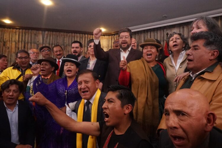 Samuel Doria Medina junto a sus seguidores, la tarde del miércoles.
