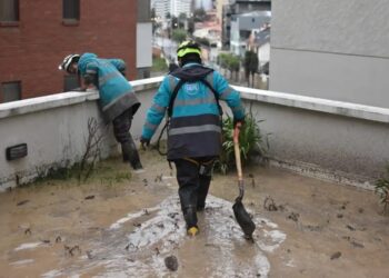 Lodo y agua entran a un edificio de la zona Sur de La Paz