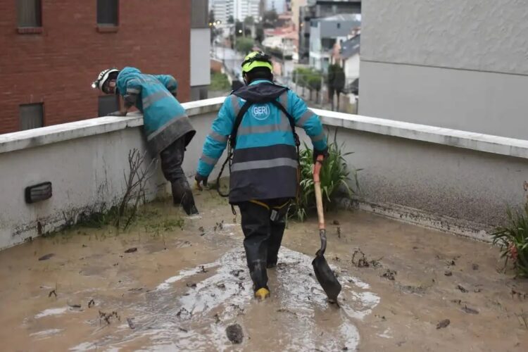 Lodo y agua entran a un edificio de la zona Sur de La Paz