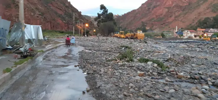 La madrugada de este miércoles se desbordaron los ríos Choqueyapu y La Paz.