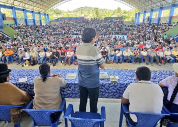 Evo Morales ante su militancia en Villa Tunari, el domingo reciente.