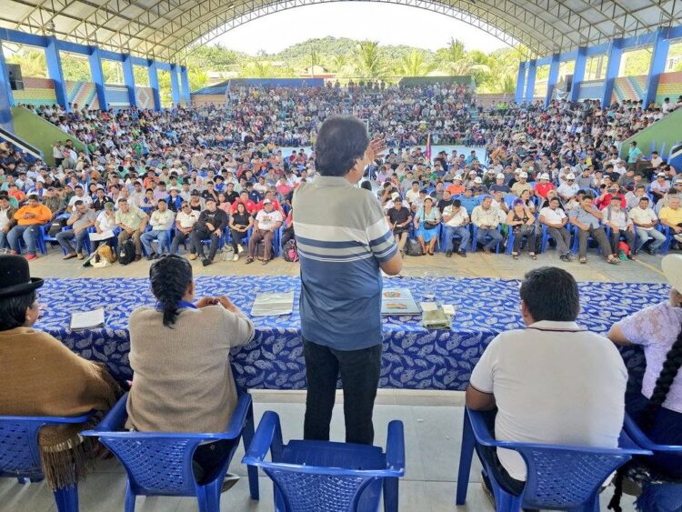 Evo Morales ante su militancia en Villa Tunari, el domingo reciente.