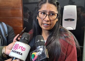 Eva Copa se declara víctima de Ponciano Santos y espera que se haga justicia