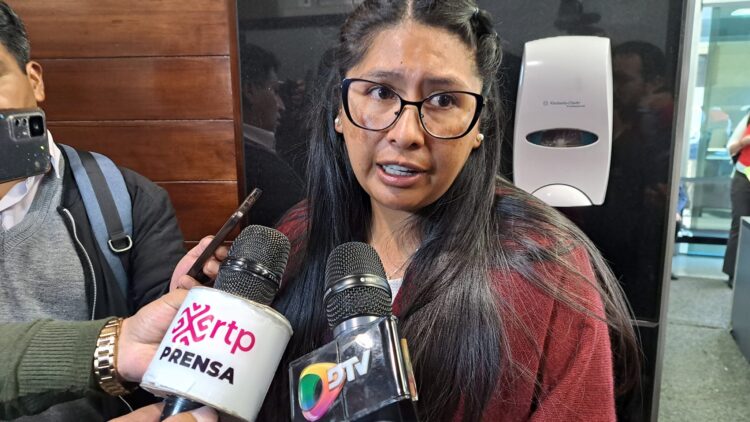 Eva Copa se declara víctima de Ponciano Santos y espera que se haga justicia