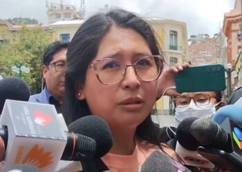 La alcaldesa Eva Copa habla con los periodistas sobre Morena.