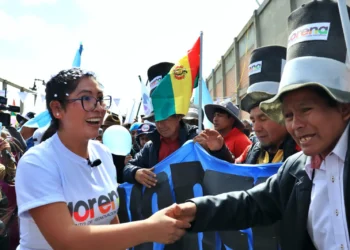 La alcaldesa Eva Copa en campaña de elecciones.