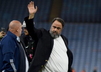 Propietario del Nottingham Forest suspendido por escupir delante de un árbitro