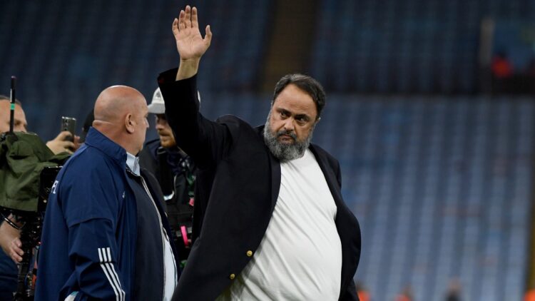 Propietario del Nottingham Forest suspendido por escupir delante de un árbitro