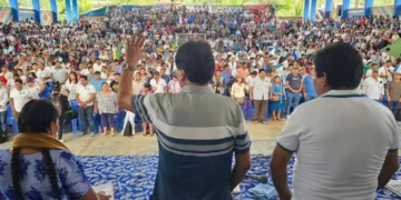 Evo Morales y Ponciano Santos, de espaldas, en el ampliado de Evo Pueblo.