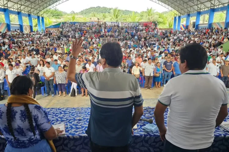 Evo Morales y Ponciano Santos, de espaldas, en el ampliado de Evo Pueblo.