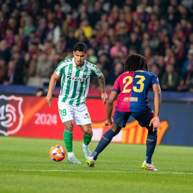 Barcelona empata ante el Betis y da una vida extra al Real Madrid