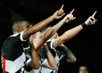 Vasco da Gama sale del descenso en el estreno de Diniz