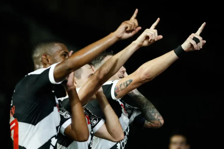 Vasco da Gama sale del descenso en el estreno de Diniz