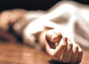 Una mujer murió estrangulada en Villa Tunari.