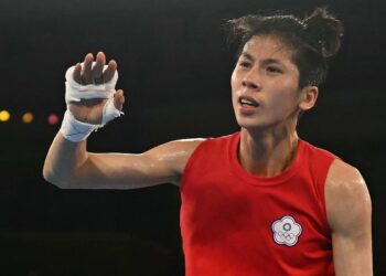 Campeona olímpica de boxeo abandona torneo en el que se cuestionó su género