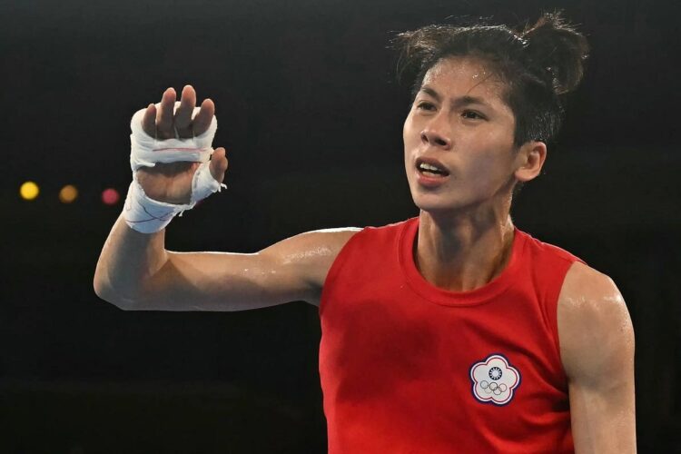 Campeona olímpica de boxeo abandona torneo en el que se cuestionó su género