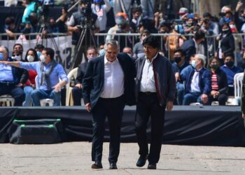 El entonces presidente de Argentina, Alberto Fernández, despide en La Quiaca a Evo Morales, en noviembre de 2020.