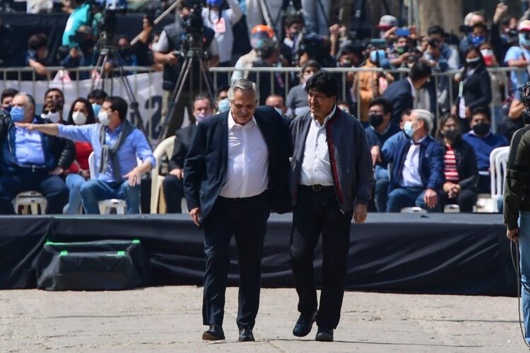 El entonces presidente de Argentina, Alberto Fernández, despide en La Quiaca a Evo Morales, en noviembre de 2020.