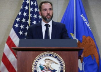 Trump dice que echará al fiscal especial si es presidente