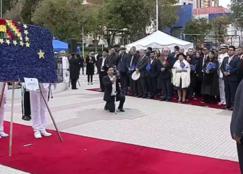 Arce encabeza la ofrenda floral en homenaje a Abaroa en el del Día del Mar