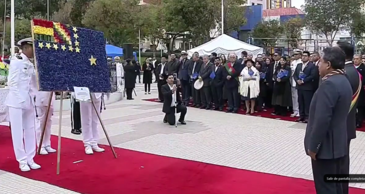Arce encabeza la ofrenda floral en homenaje a Abaroa en el del Día del Mar