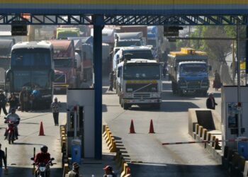Transportistas destruyen puesto de peaje en Cochabamba y Gobierno anuncia acciones legales
