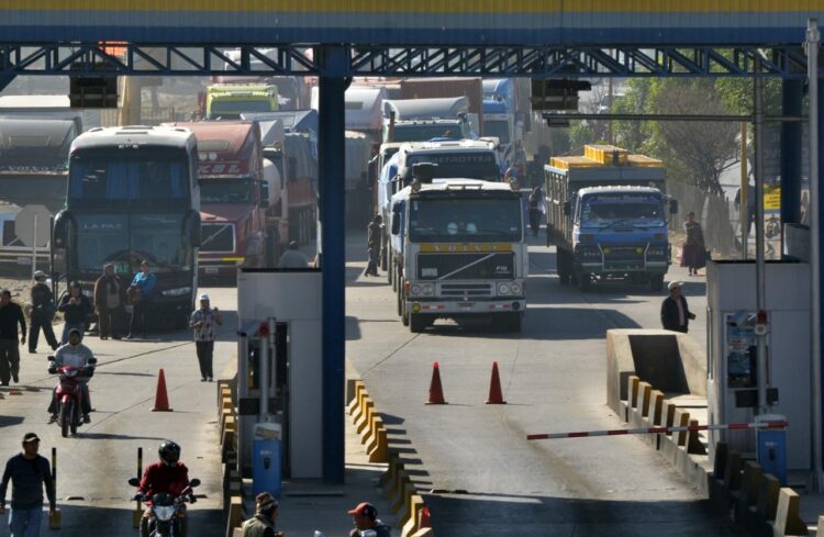 Transportistas destruyen puesto de peaje en Cochabamba y Gobierno anuncia acciones legales